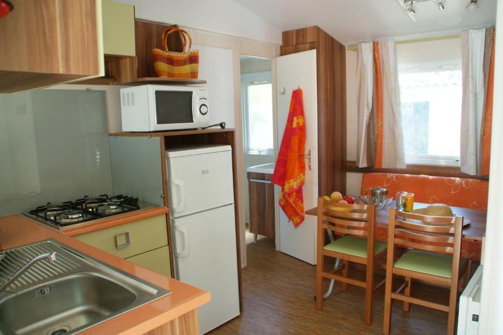 Camping Resort Les Champs Blancs Агд Номер фото